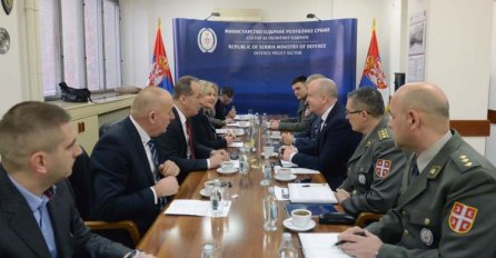 Članovi Zajedničke komisije za odbranu i bezbjednost BiH posjetili MO Srbije