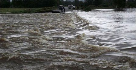 ALARMANTNO STANJE, LJUDI EVAKUISANI:  Ceste poplavljenje, a najgore tek dolazi 