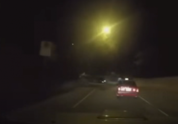 JEZIVA SCENA: Vozača taksija je obasjalo misteriozno svjetlo, a kada vidite šta se desilo sa vozilom prestravit ćete se! (VIDEO)