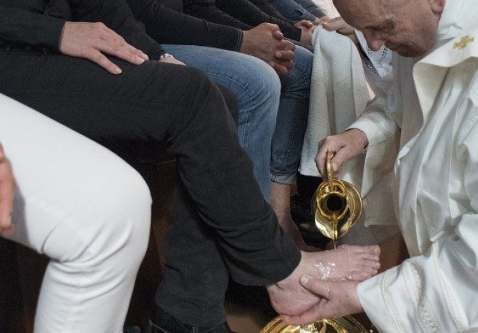 PAPA OPRAO NOGE ZATVORENICIMA: ‘Svatko ima priliku promijeniti svoj život i ne biti žrtvom osuda’