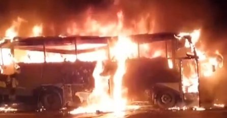 STRAVIČAN POŽAR: Izgorio autobus pun radnika, 20 LJUDI STRADALO (FOTO)