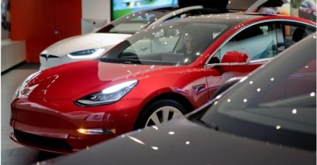 Tesla povlači 123.000 vozila zbog greške