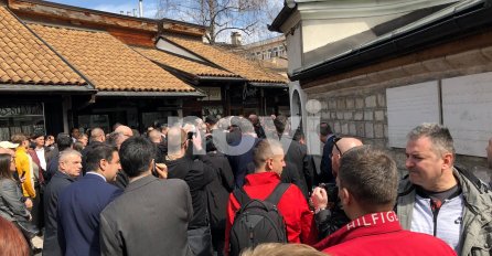 DELEGACIJA TURSKE NA DŽUMA NAMAZU U BEGOVOJ DŽAMIJI: Prošetali i sarajevskom Ferhadijom (FOTO + VIDEO)