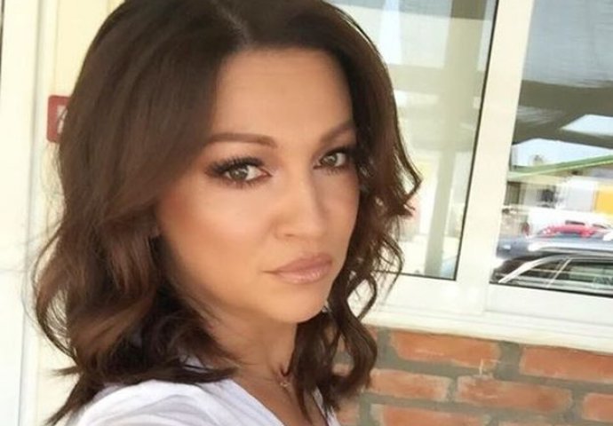 NINA BADRIĆ OBJAVILA FOTOGRAFIJU SA PREZGODNOM SESTROM: Njihovu fotku prokomentarisala i Rozga!