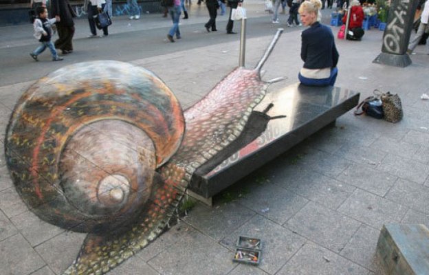10-optical-illusions-giant-snail-670