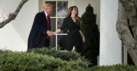 OPROŠTAJNI POLJUBAC TRUMPA I NJEGOVE BLISKE SARADNICE: Ispalo je bolje nego što se nadao!