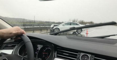 OLUJE I OBILNA KIŠA ZAHVATILE REGION: Na autocestama se nižu nesreće, padao je i led, pogledajte snimke