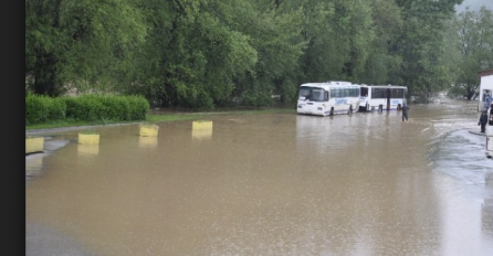 Izlila se rijeka Bosna iz korita: U pripravnosti civilna zaštita, zatvoren saobraćaj, u gradu poplavlje pješačke staze