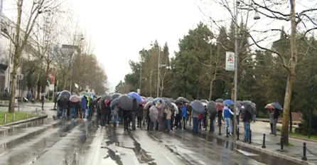 Blokiran Bulevar ispred Skupštine: Nezadovoljni legalizacijom, okupljeni su postavili i zahtjeve