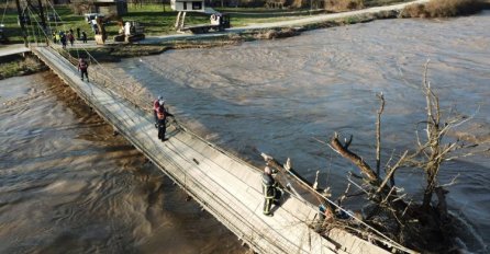 Uklonjeno plutajuće stablo koje je prijetilo da sruši viseći pješački most