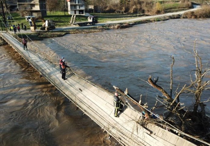 Uklonjeno plutajuće stablo koje je prijetilo da sruši viseći pješački most
