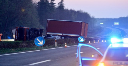 TEŽAK SUDAR NA AUTOCESTI: Povrijeđene četiri osobe, saobraćaj je preusmjeren