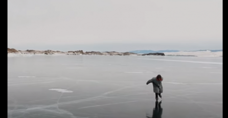 Baka (76) iz Sibira svakog dana kliže na klizaljkama preko najdubljeg jezera na svijetu (VIDEO)