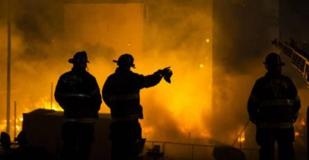 GORI ZGRADA: Vatrena stihija guta tri ulaza! STANARI NE MOGU DA DOĐU DO KROVA, vatrogasci su na licu mjesta