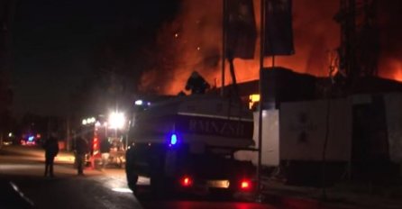 CRNI DIM SE NADVIO NAD GLAVNIM GRADOM, KULJA OGROMNA VATRA: Eksplozija digla sve na noge! (VIDEO)