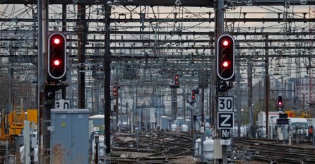 KOLAPS U CIJELOJ ZEMLJI, VOZOVI STOJE: Očajni građani čekaju prevoz, STANJE JE ALARMANTNO (VIDEO)