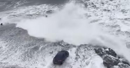 CRNOGORAC NIJE ZNAO ŠTA GA JE SNAŠLO: Dovezao se autom do mora, a onda je nastao haos (VIDEO)