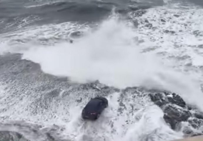 CRNOGORAC NIJE ZNAO ŠTA GA JE SNAŠLO: Dovezao se autom do mora, a onda je nastao haos (VIDEO)