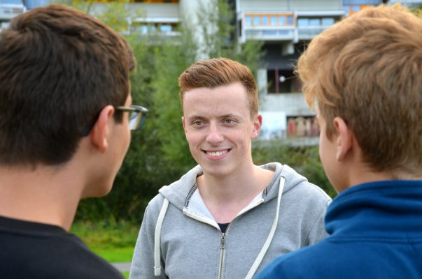 2015-09-26-stadtjugendtag-hannover-mein-hannover-2030-ihmewiesen-glocksee-253-adis-ahmetovic-im-gespraech-mit-jugendlichen