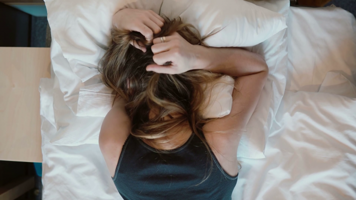 tip-view-of-depressed-young-woman-lying-face-down-on-the-bed-crying-girl-shaking-head-and-pulling-at-hair-with-anger-hgewir0xqx-thumbnail-full02