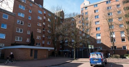 Užasan prizor: Pas napao i zaklao majku i sina u stanu