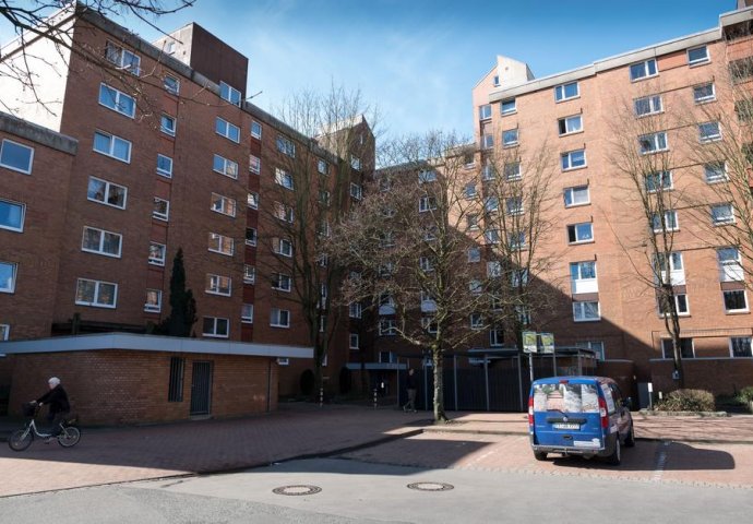 Užasan prizor: Pas napao i zaklao majku i sina u stanu