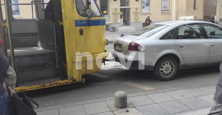 SARAJEVO: Sudar tramvaja i taksija, pričinjena manja materijalna šteta (FOTO)