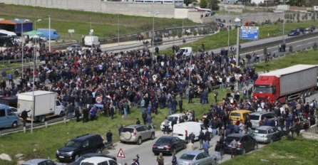 HAOS U ALBANIJI, BLOKIRANI PUTEVI: Kilometarske kolone vozila, stiže policija!