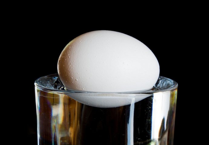TREBA VAM SAMO ČAŠA VODE: Evo kako ćete prepoznati da li je jaje svježe!