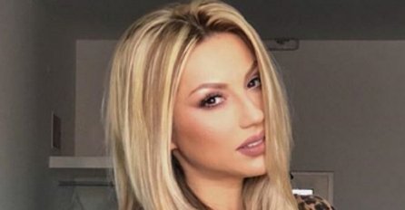 RADA BEZ STIDA OBUKLA OVO:  Mnoge žene izbjegavaju da nose OVO jer misle da je jeftino!