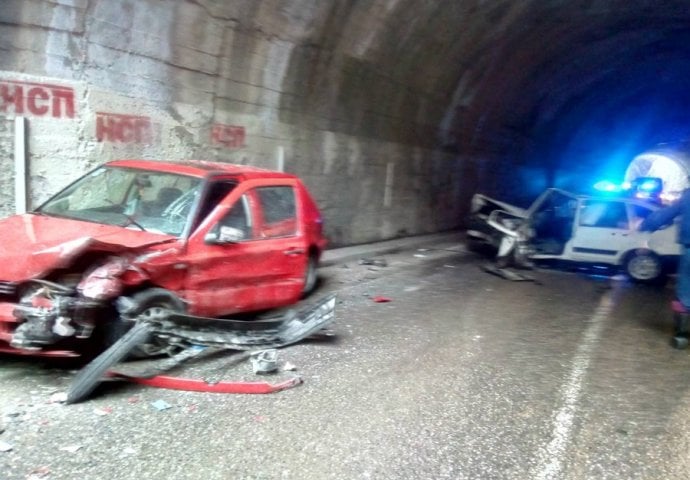 STRAVIČAN SUDAR U TUNELU: Povrijeđene iz smrskanog vozila izvukli vatrogasci