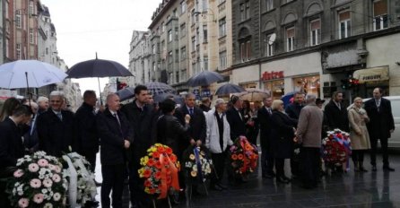 Brojne delegacije položile cvijeće kod Vječne vatre