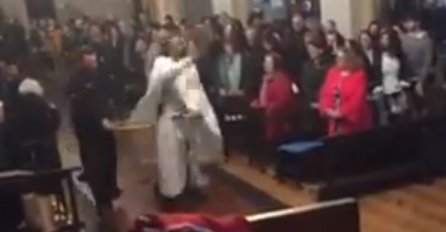 POP NAPRAVIO HAOS NA VELIKI PRAZNIK: Uletio trotinetom u crkvu, a onda je nastala opšta jurnjava! (VIDEO)