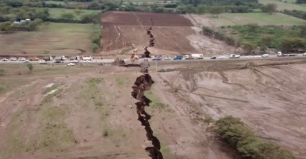 RASPADA SE: Ona se lomi se na dva kontinenta (VIDEO)