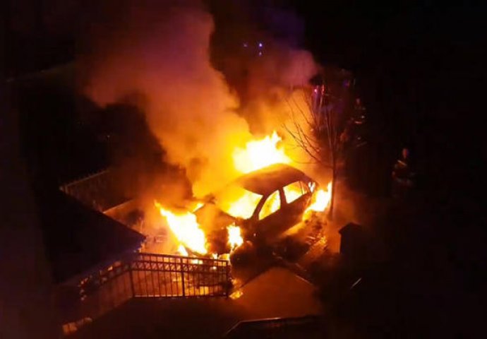 Zapaljen automobil pred poridičnom kućom, vatra je zahvatila i u blizini parkirana vozila - Policija provodi istragu