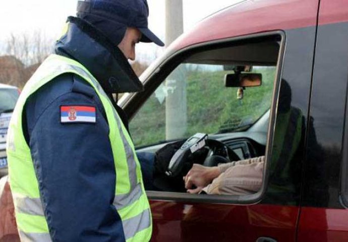 Policija presrela pijanog vozača, kad su ga alkotestirali odmah je završio u ZATVORU!