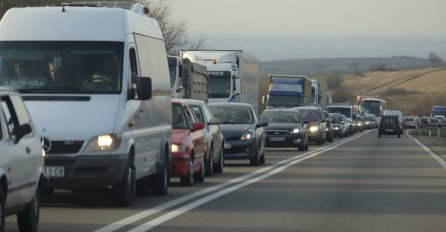 OPŠTI KOLAPS, KILOMETARSKE KOLONE ZBOG TEŠKOG SUDARA: Više osoba povrijeđeno, NE IDITE OVIM PRAVCEM!