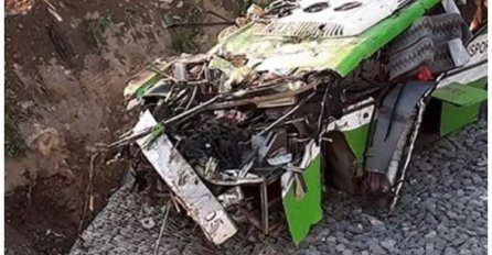 TEŠKA SAOBRAĆAJNA NESREĆA: Autobus skliznuo s puta, najmanje 26 djece poginulo 