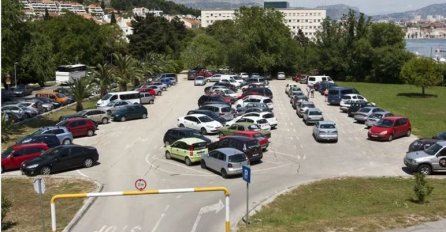SPLIĆANIN OSTAVIO BEBU U AUTOMOBILU I OTIŠAO PITI KAFU, GRAĐANI ZVALI POLICIJU: "Bilo je bar 30 stepeni unutra, sledio sam se kad mi se učinilo da ne diše"