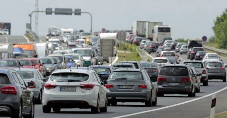 SAOBRAĆAJNI KOLAPS U CIJELOM GRADU: Haos na putevima, dva lančana sudara, GRAĐANI ZAGLAVILI U AUTU (FOTO)