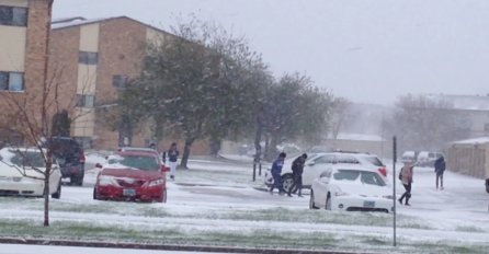 PADA KAO DA JE JANUAR: Snijeg paralisao jug zemlje, auta se prevrću na cesti, PRIZORI SU ZASTRAŠUJUĆI (VIDEO)