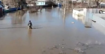 NEZAPAMĆENE POPLAVE: Poplavljeni mostovi i putevi, voda ušla u više od 500 KUĆA (VIDEO)