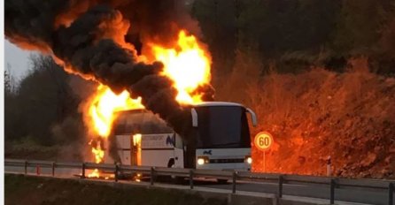 UŽAS NA CESTI, ZATVOREN SAOBRAĆAJ: Zapalio se autobus, pogledajte fotografije 