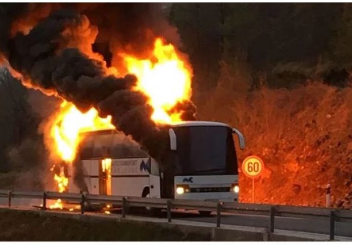 UŽAS NA CESTI, ZATVOREN SAOBRAĆAJ: Zapalio se autobus, pogledajte fotografije 