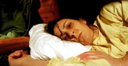 "Mojoj mami je iznenada postalo loše, leži nepomično u krevetu"