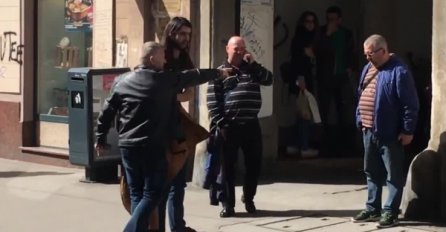 SRAMOTNA SCENA NASRED ULICE: Revizor fizički nasrnuo na putnika (VIDEO)