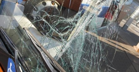 DIREKTAN SUDAR AUTOBUSA I AUTOMOBILA: Šest osoba poginulo, dvadeset povrijeđeno!