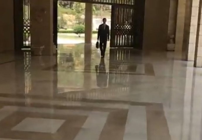 Asad se javio na Twitteru: Objavio snimku kako stiže na posao nakon napada (VIDEO)