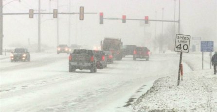 'LEDENA ZVIJER' UZELA PRVE ŽRTVE: 2 osobe stradale, letovi otkazani, zatvorene škole, a prijete i poplave!