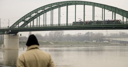 INCIDENT NA MOSTU: Mladić htio da skoči, policija uspjela da ga spriječi u tome